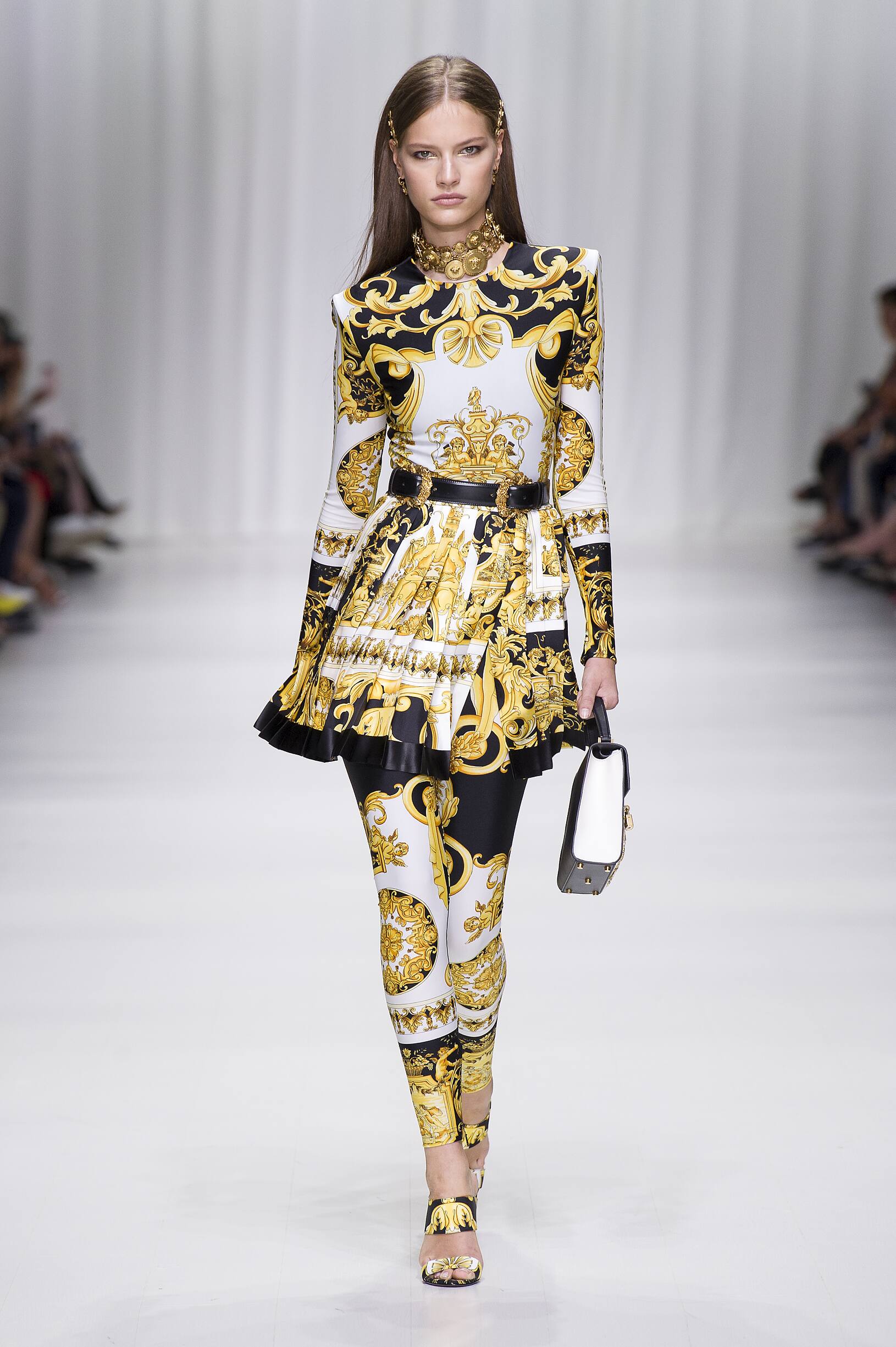 https://www.theskinnybeep.com/wp-content/uploads/2017/11/Summer-2018-Woman-Trends-Versace.jpg