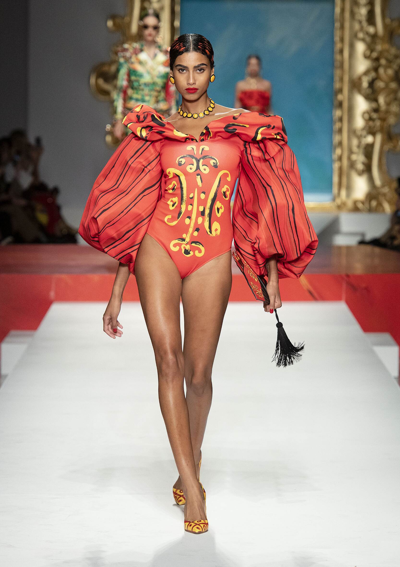 Catwalk Moschino Woman Fashion Show Summer 2020