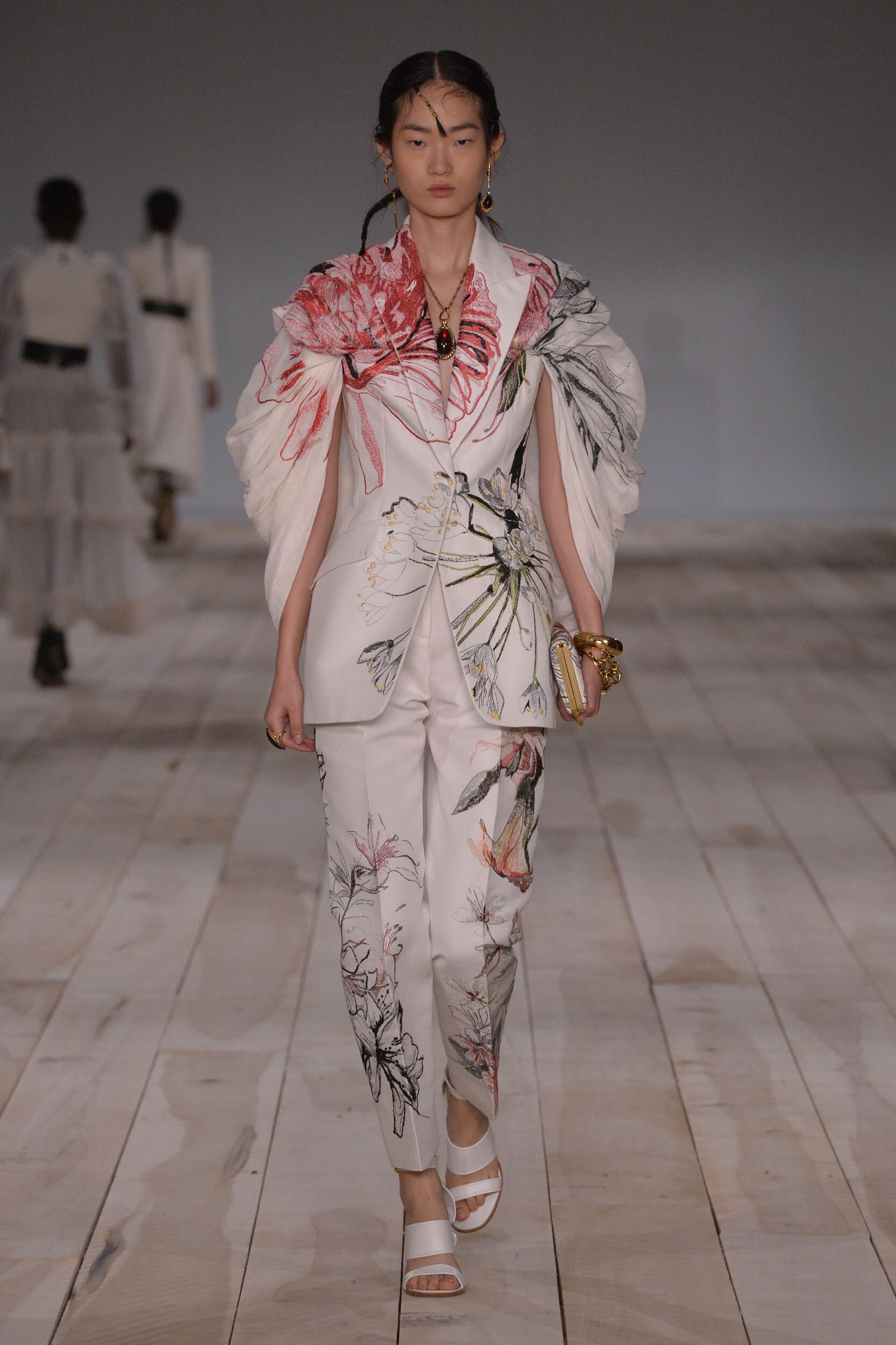 Catwalk Alexander McQueen Woman Fashion Show Summer 2020 Catwalk Alexander McQueen Woman Fashion Show Summer 2020