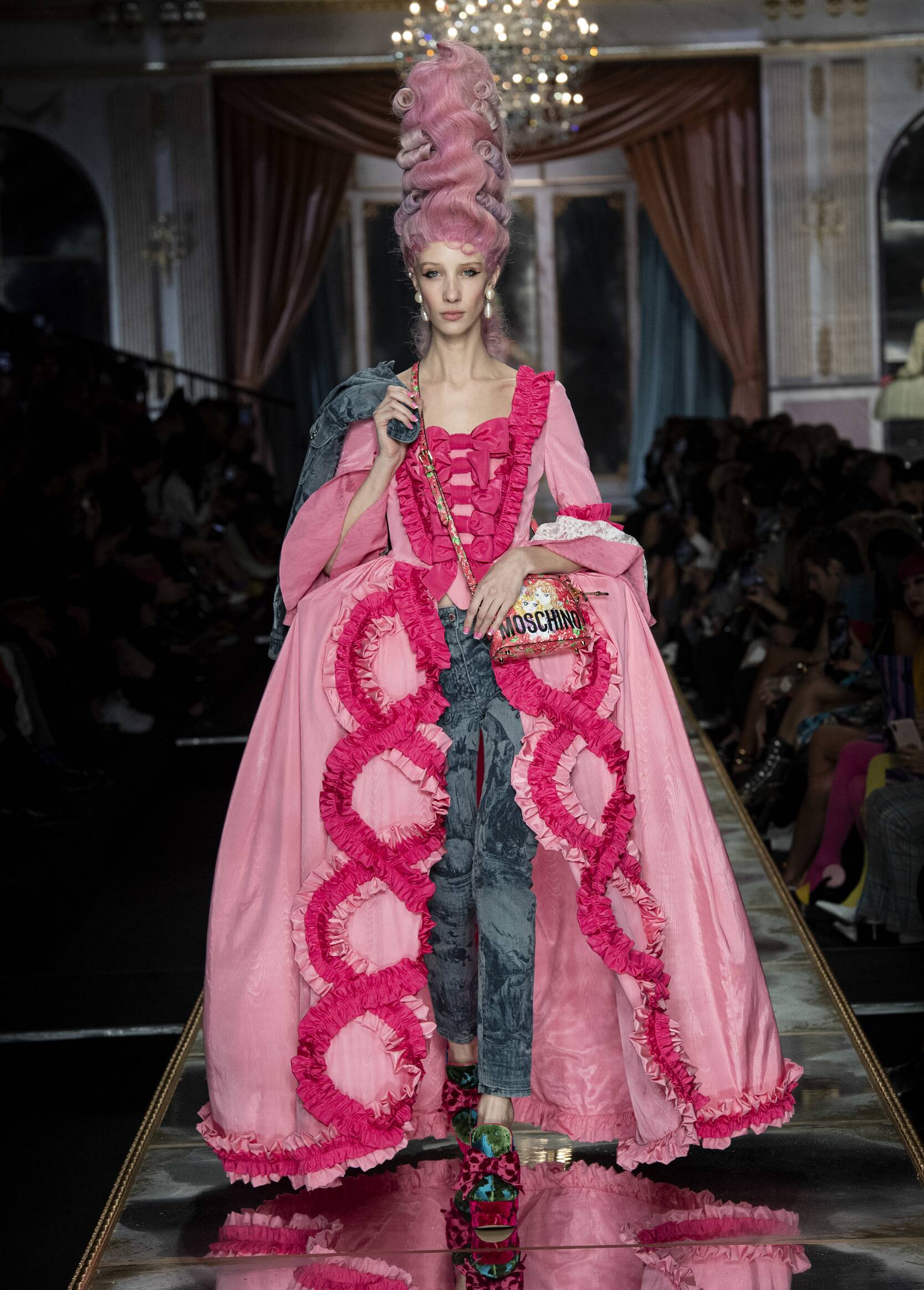 Catwalk Moschino Woman Fashion Show Winter 2020